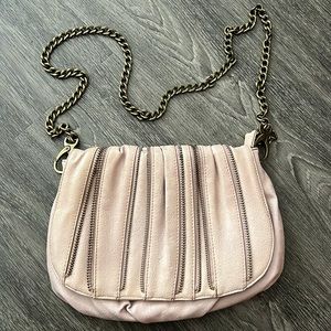 Matt & Nat dusty pink vegan leather purse. Copper chain. Zipper details.